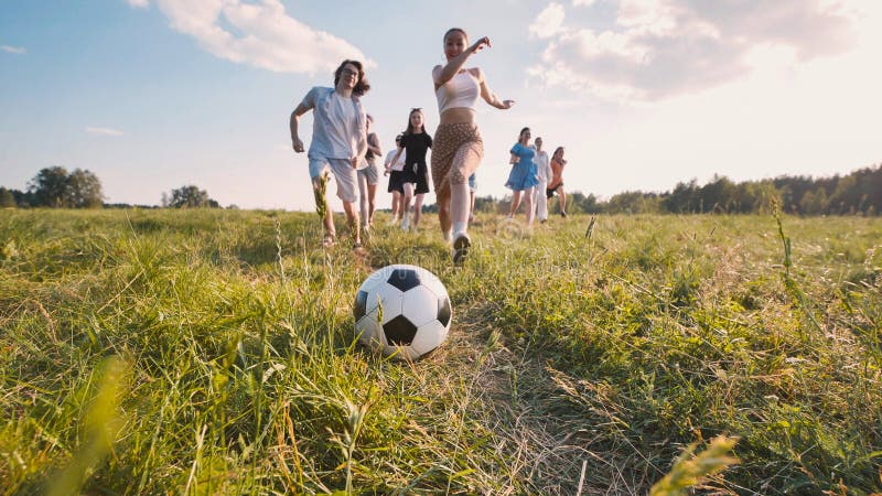青空の下でサッカー練習